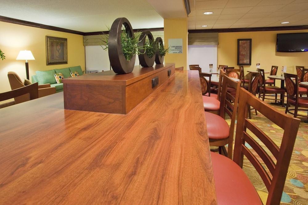Holiday Inn Express Lynchburg By Ihg Exterior foto